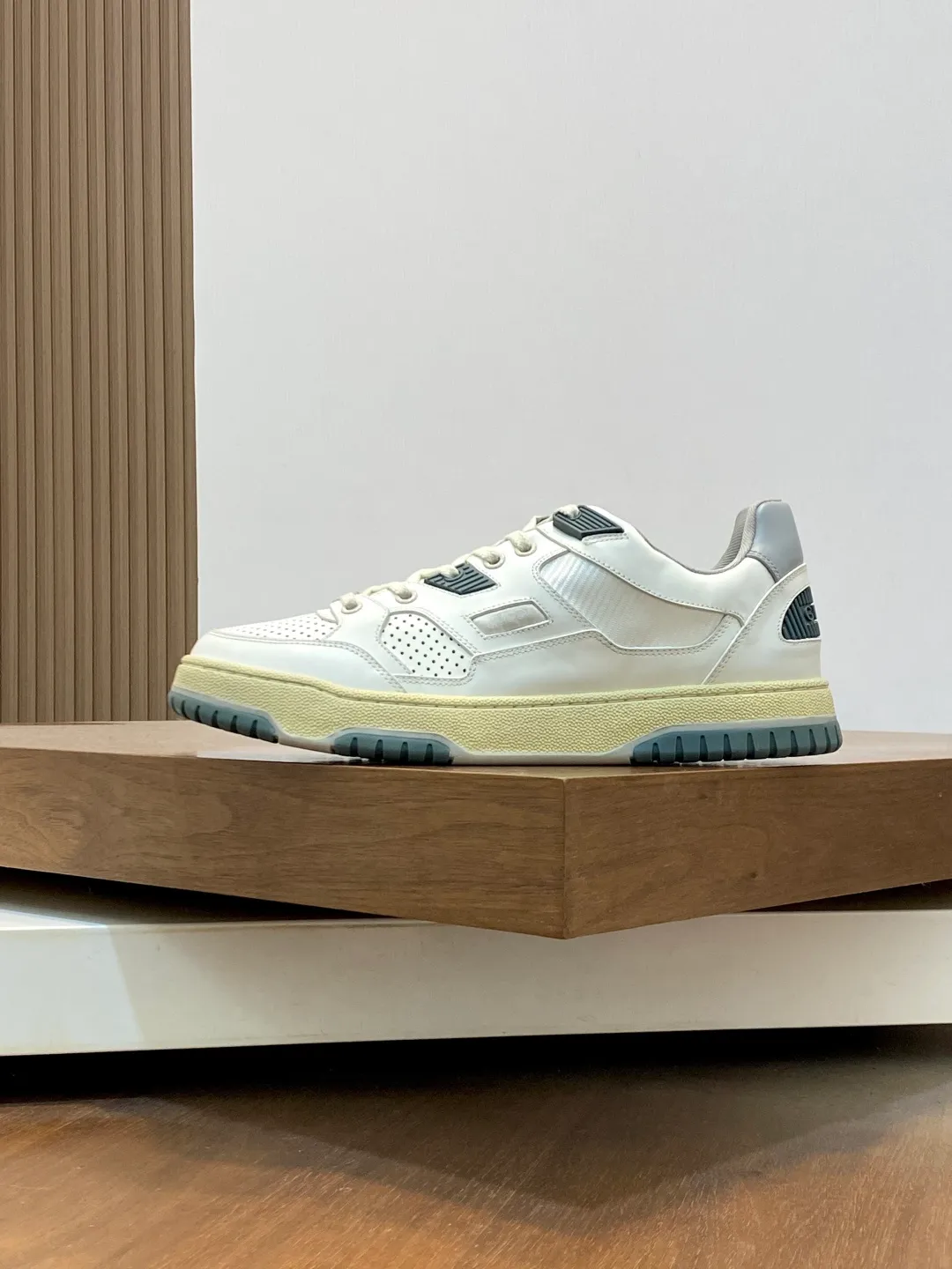 Men's Shoes 💰660 𝐆𝐮𝐜𝐜𝐢 𝐑𝐞-𝐖𝐞𝐛 As the first sneaker created by Sabato De Sarno for Gucci, the Re-Web series reinterprets the brand's classic stripes and sets off the modern silhouette design with bold and unique details. These shoes are crafted from white leather. This new sneaker is ingeniously decorated with many of the brand's classic details, and is equipped with a bright red and green webbing tongue, which will make people fall in love at first sight. White leather treated with a special process for softness and luster, with an embossed grainy texture. Script Gucci logo and interlocking G web label with Interlocking G and script Gucci logo. Rubber outsole with interlocking G detail eyelets. Web tongue. Size: 39-44 (customized for sizes 38 and 45)